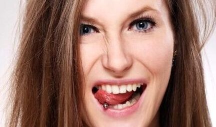 Piercing en la lengua - Clínica dental en Fuengirola